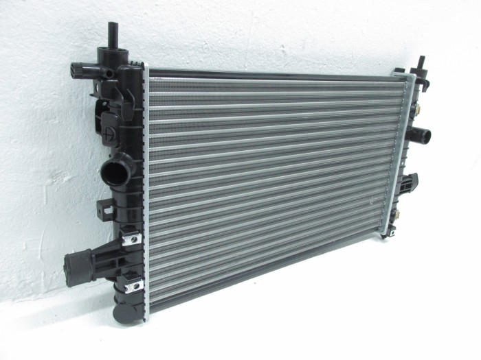 Радиатор охлаждения двигателя 1.6-1.8 автомат ASTRA H 06-15