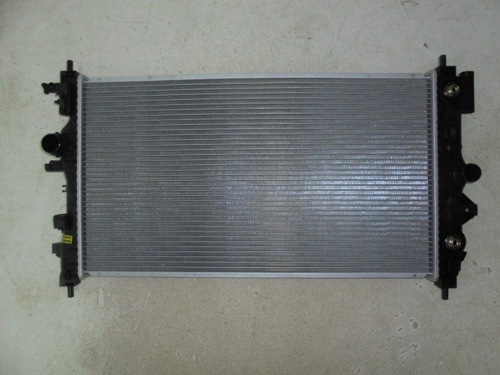 Радиатор охлаждения двигателя  автомат длинный, патрубок снизу CRUZE 1 08-16