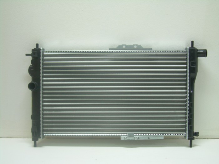 Радиатор охлаждения двигателя  механика +/- NEXIA 95-15