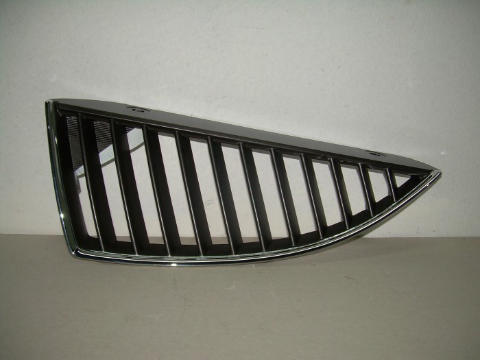 Решетка радиатора  левая  седан черная с хромом LANCER 04-06