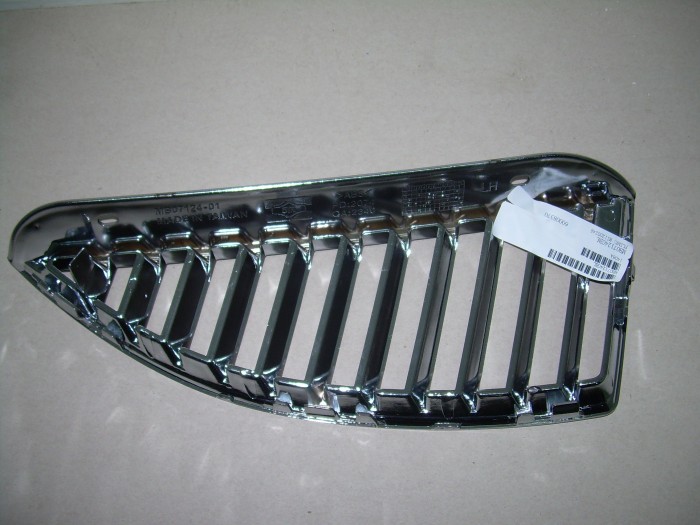 Решетка радиатора  левая  седан черная с хромом LANCER 04-06