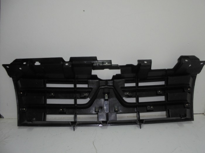 Решетка радиатора  (дорест., черная, с хром накладками, без значка) PAJERO 4 06-11