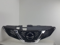 Решетка радиатора  без отв. под камеру (черный глянец, с хром молдингом, без значка) QASHQAI 2 13-17